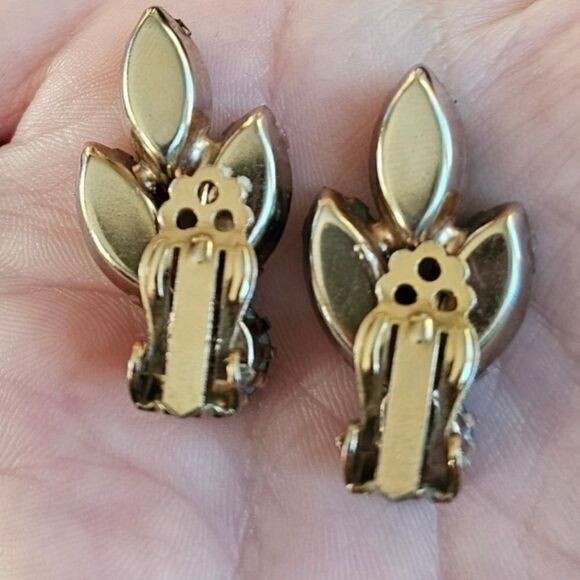 Vintage D&E Juliana Rhinestone Green & Blue Mid-century Modern Clip-on Earrings - Picture 6 of 8